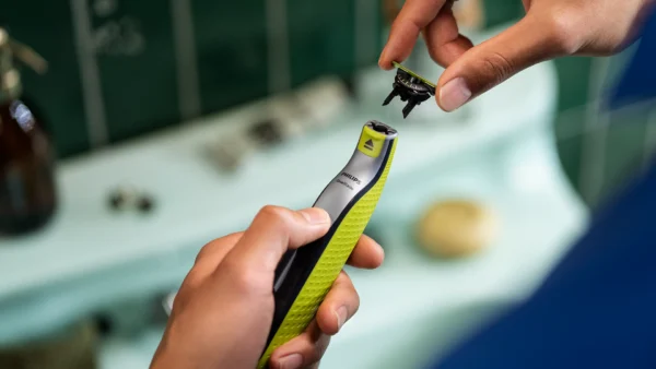 APARAT HIBRID DE BARBIERIT SI TUNS BARBA PHILIPS ONEBLADE QP2734/20